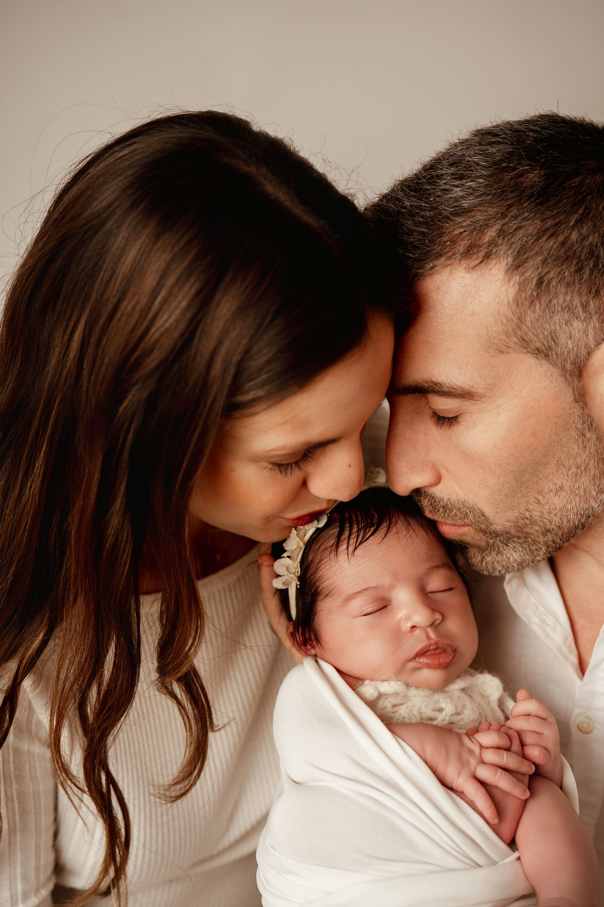 Fotografia de família com recém-nascido em Lisboa. Registo natural e intemporal.