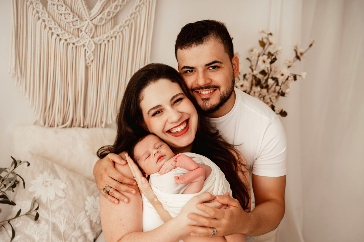 Retrato de família realizado durante uma sessão newborn. Os primeiros dias de vida são uma fase única para guardar em fotografia.