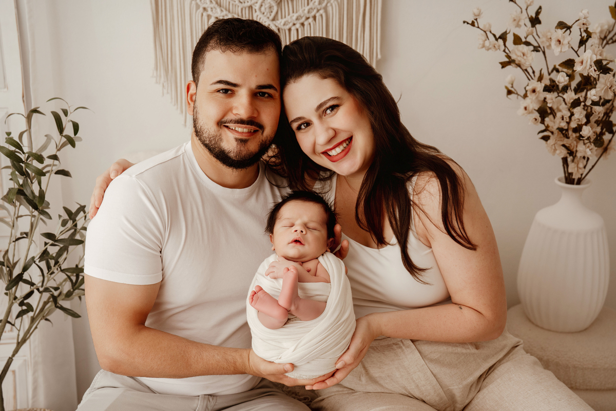 Fotografia de família realizada durante uma sessão newborn em Lisboa. Registo do amor e da ligação entre pais e bebé.