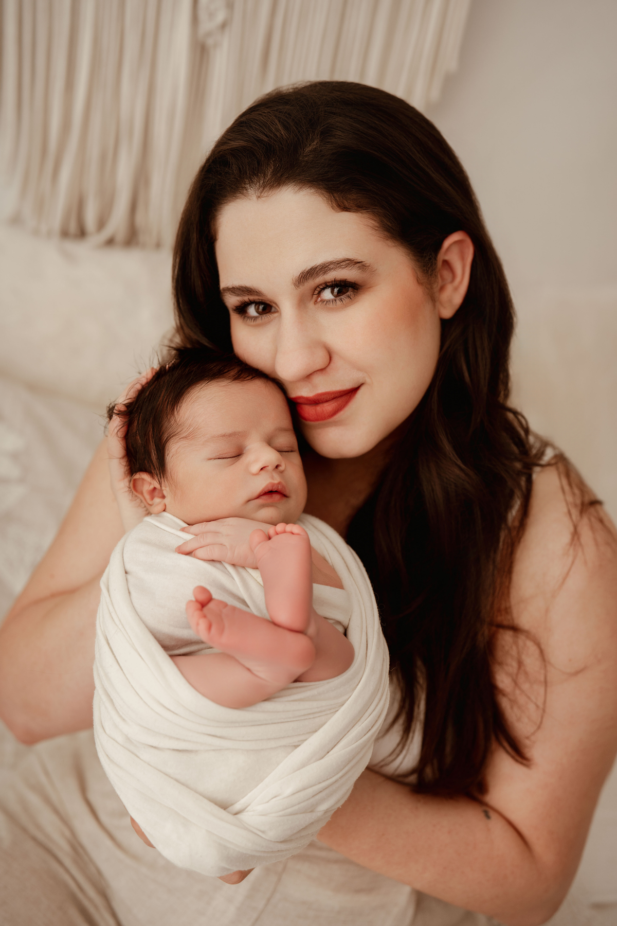 Retrato emotivo de mãe e bebé realizado durante uma sessão newborn em Oeiras. Fotografias que preservam memórias para toda a vida.