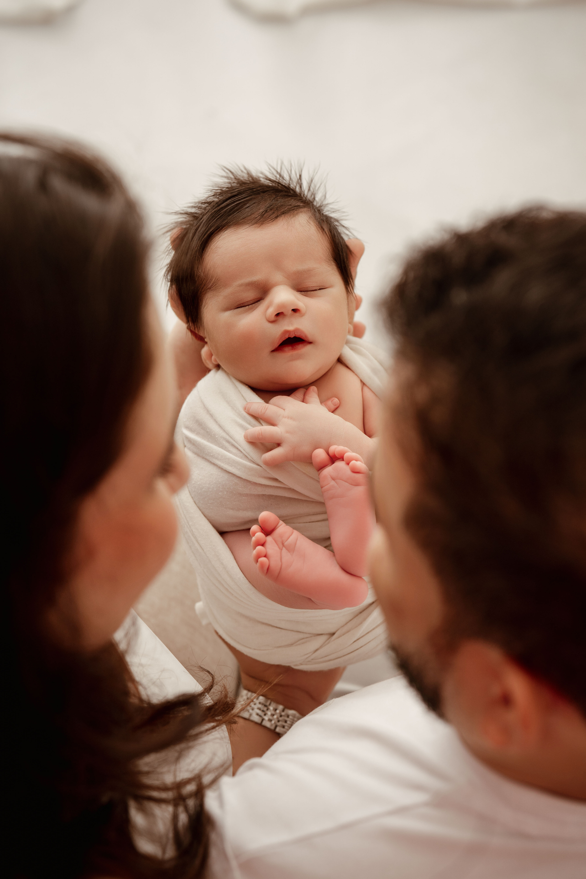 Fotografia newborn de bebé a dormir profundamente. Sessão realizada em ambiente tranquilo e confortável.