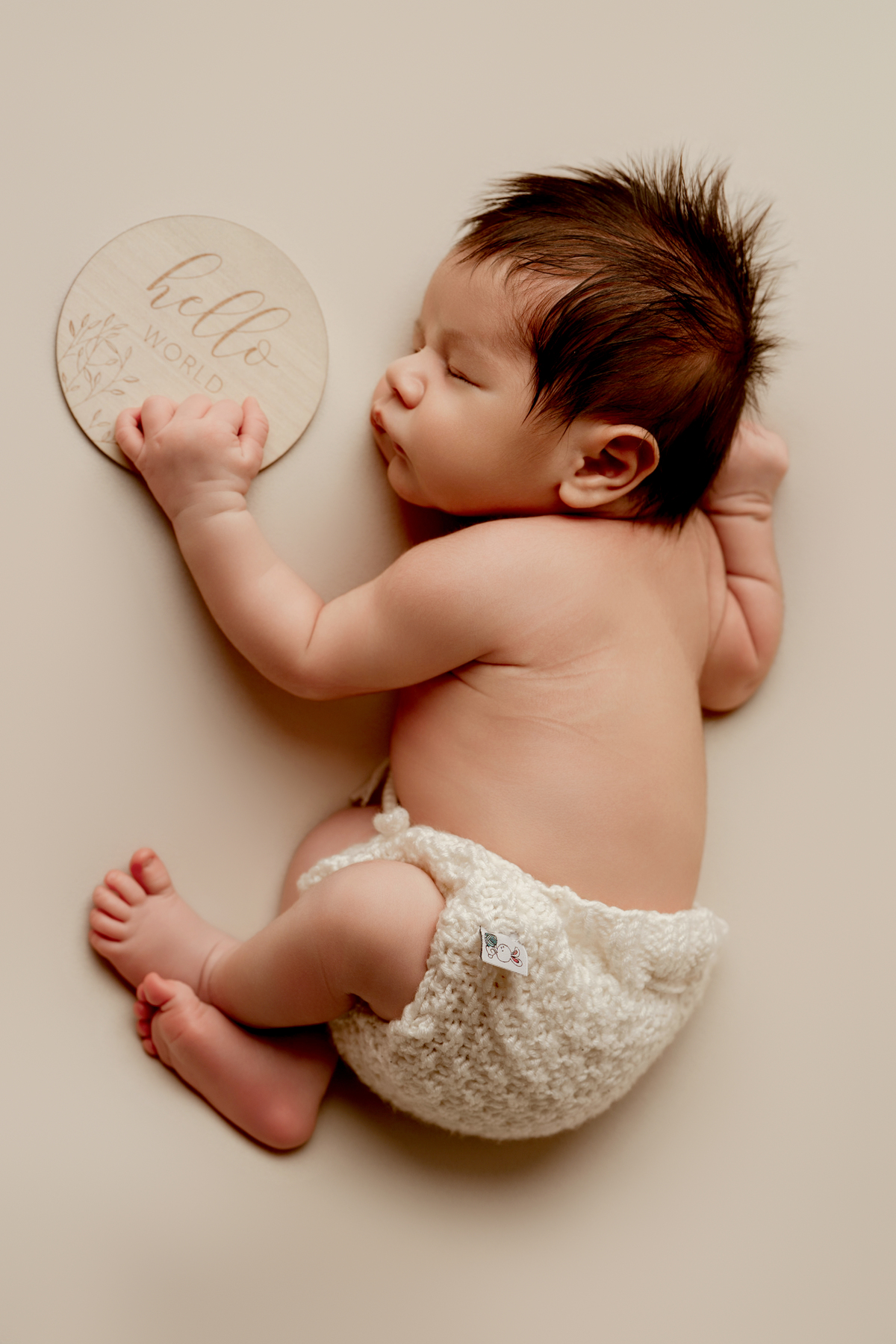 Fotografia de recém-nascido com placa de nascimento durante sessão newborn em Lisboa. Uma forma especial de assinalar a chegada do bebé.