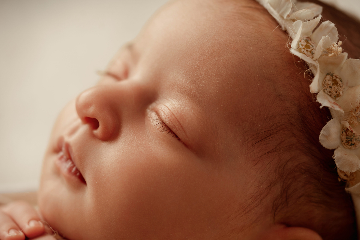 Pormenor do rosto de recém-nascida durante sessão fotográfica newborn em Lisboa.
