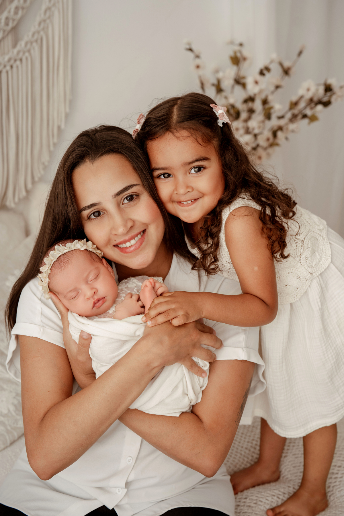 Mãe e filha durante sessão newborn realizada no estúdio Marta Viegas Fotografia.
