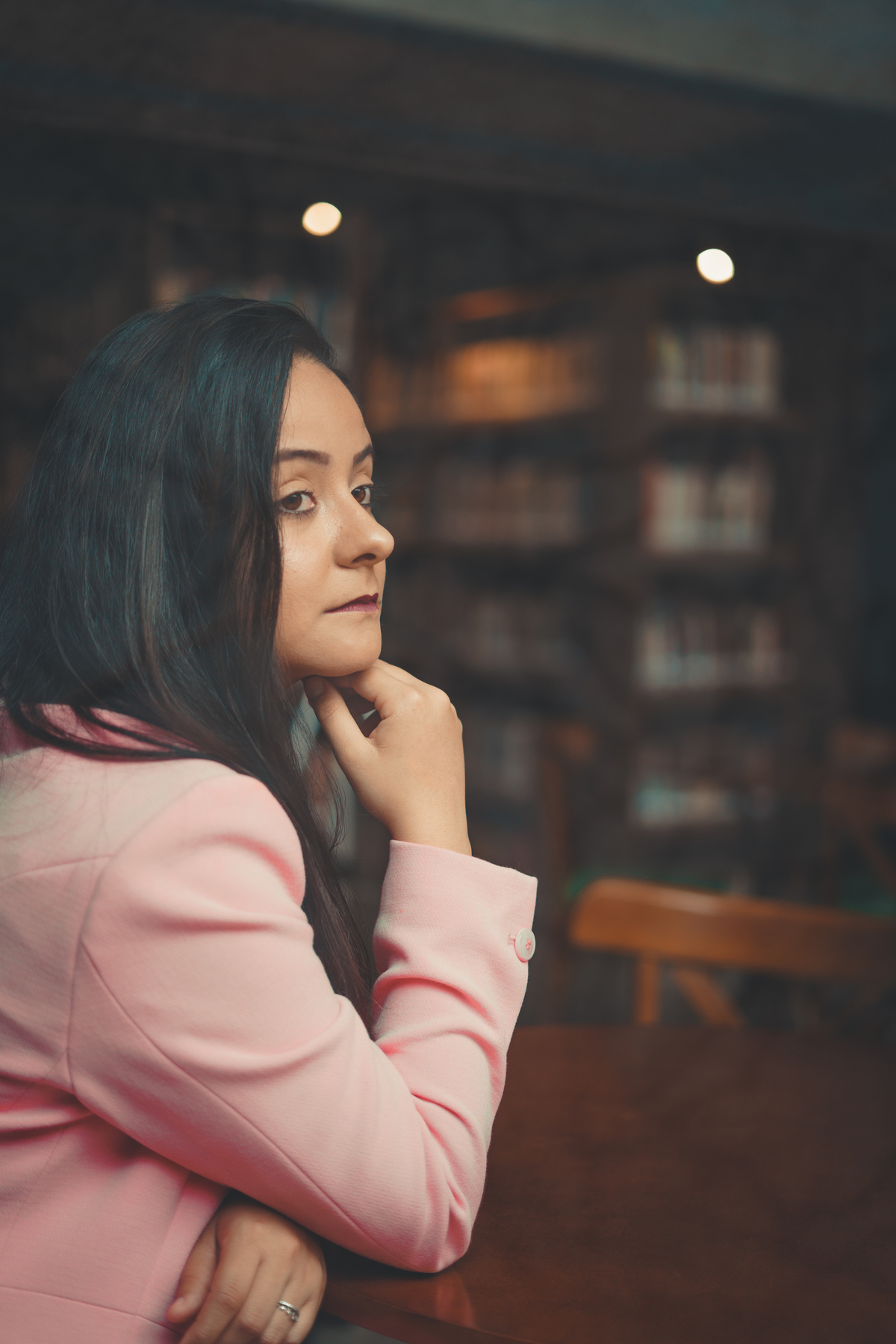 fotografo=em-osorio-rio-grande-do-sul-ensaio-feminino-interno-em-bibilioteca-livraria-casa-do-conde