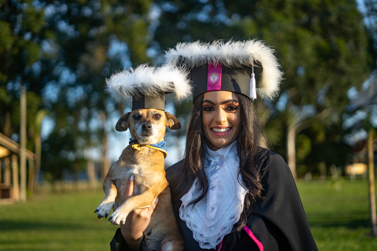 fotografo-em-osorio-rio-grande-do-sul-ensaio-de-formatura-externo-na-natureza-prova-de-toga-com-pets-cachorros