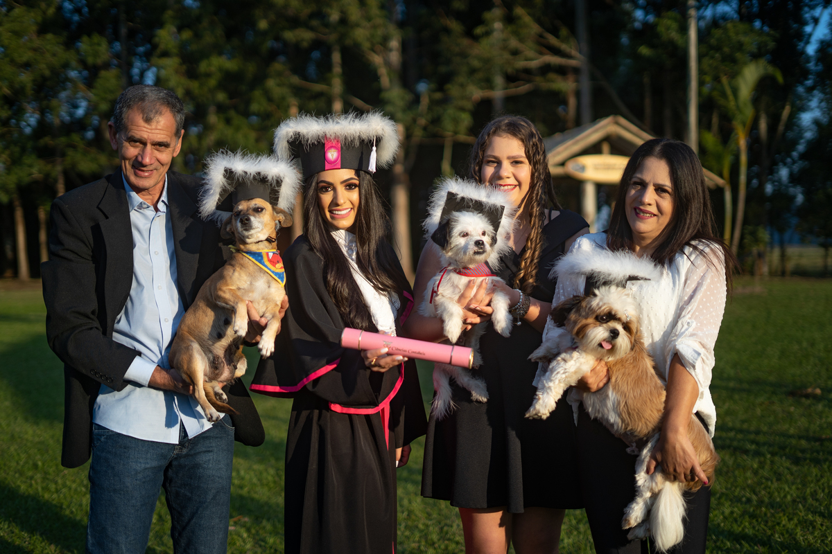 fotografo-em-osorio-rio-grande-do-sul-ensaio-de-formatura-externo-na-natureza-prova-de-toga-com-pets-cachorros