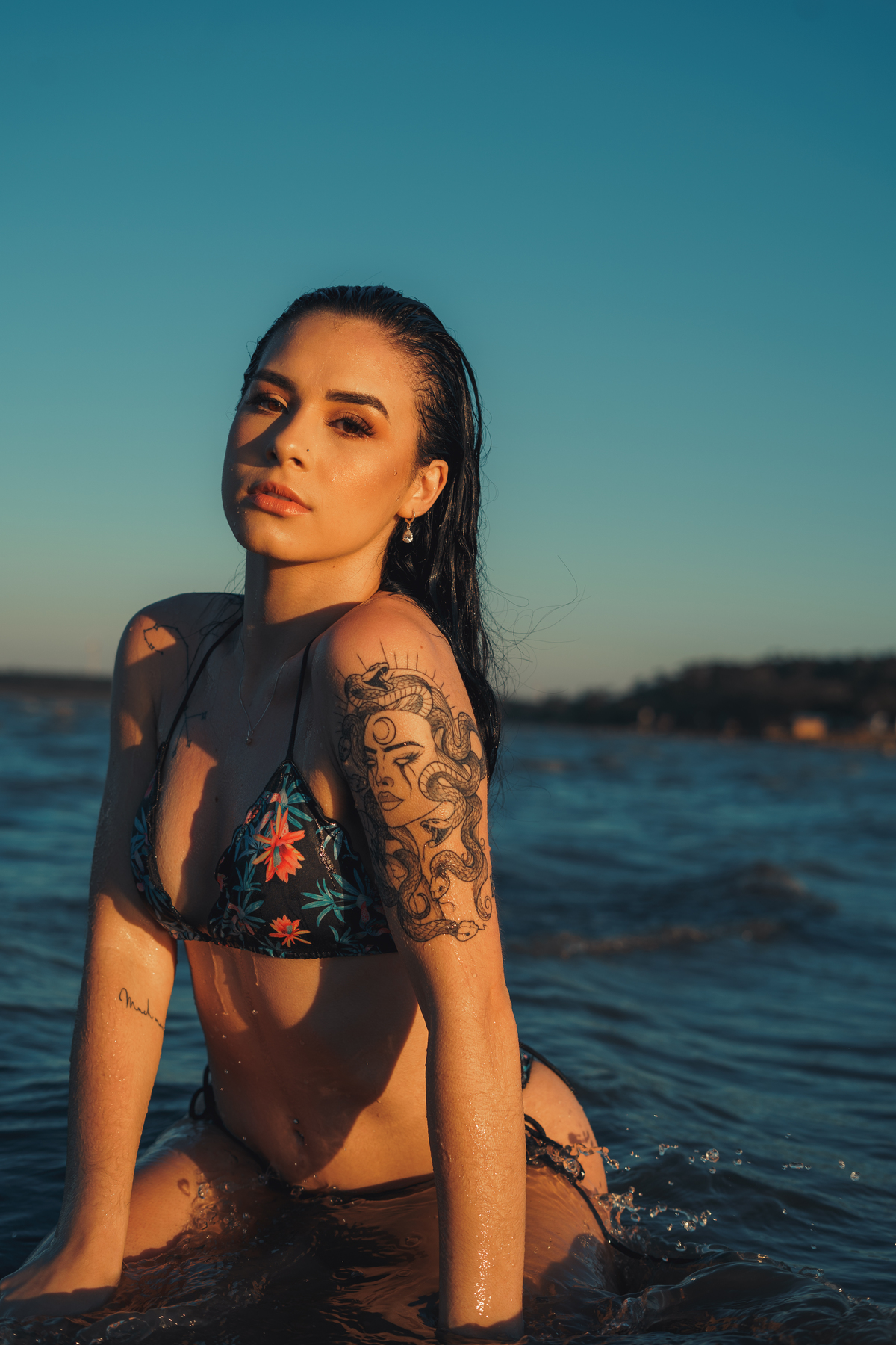 fotografo-em-osorio-felipe-lopes-fotografia-ensaio-feminino-externo-na-lagoa-mar-biquini-no-por-do-sol