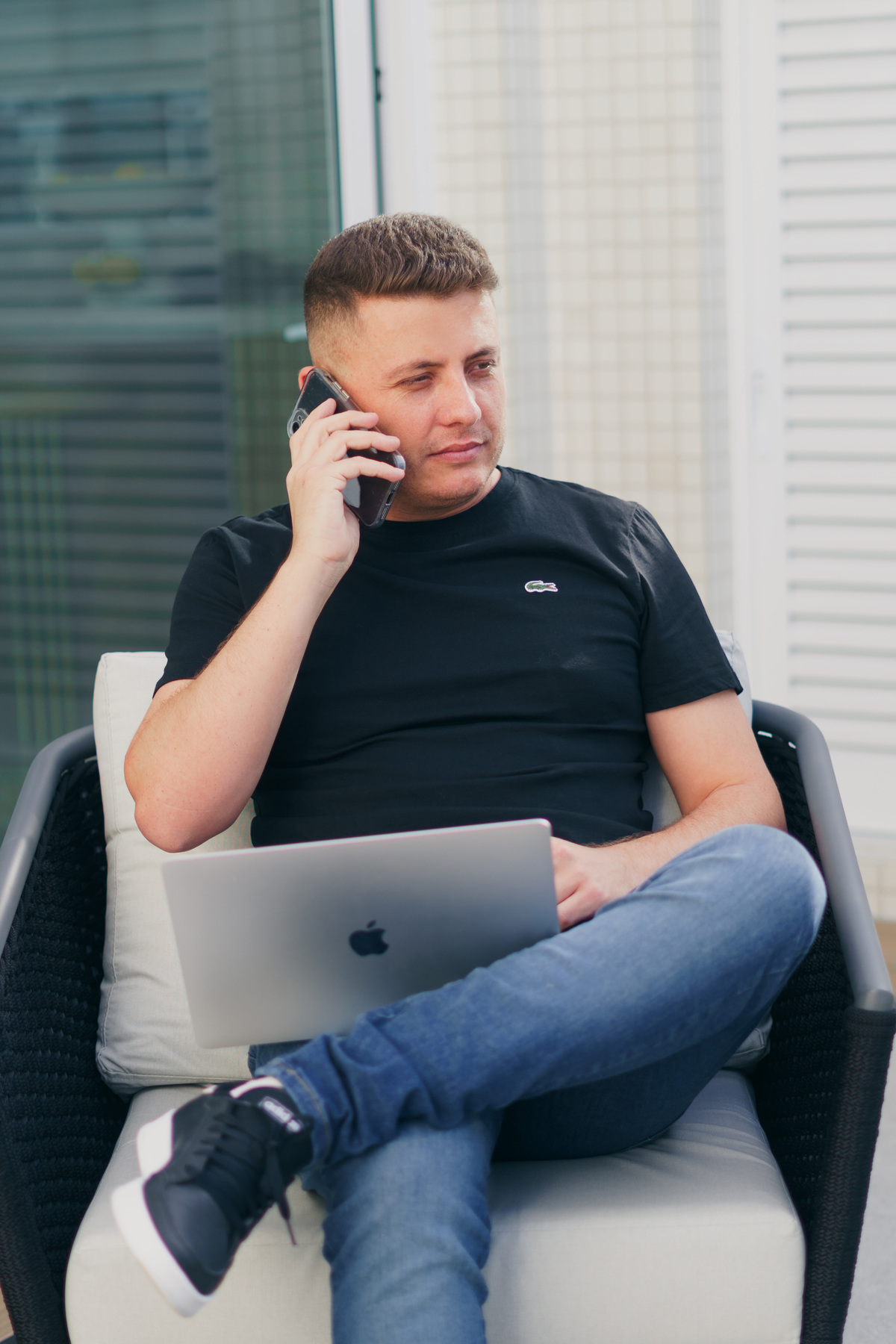 fotografo-em-osorio-felipe-lopes-fotografia-ensaio-empresarial-corretor-de-imoveis-edificio-vitra- em-capao-da-canoa