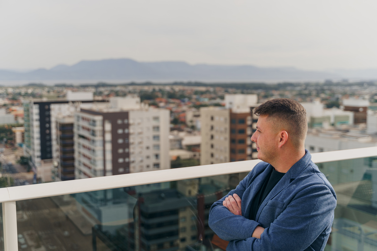 fotografo-em-osorio-felipe-lopes-fotografia-ensaio-empresarial-corretor-de-imoveis-edificio-vitra- em-capao-da-canoa