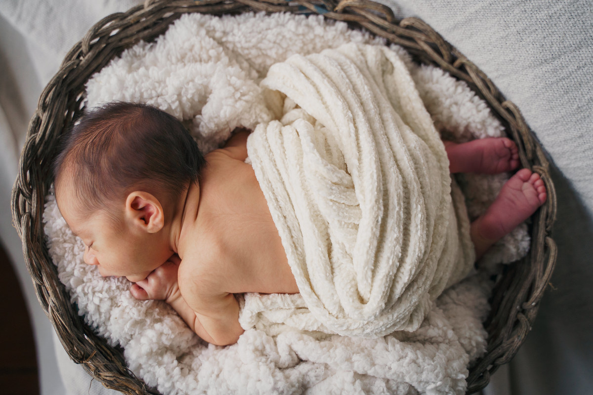 fotografo-em-osorio-felipe-lopes-fotografia-ensaio-de-acompanhamento-1-mes-new-born-em-casa-em-osorio