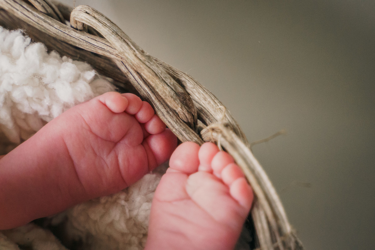 fotografo-em-osorio-felipe-lopes-fotografia-ensaio-de-acompanhamento-1-mes-new-born-em-casa-em-osorio