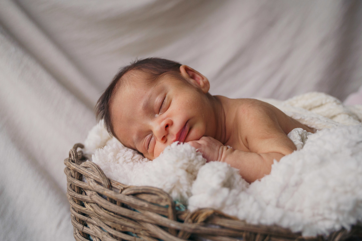 fotografo-em-osorio-felipe-lopes-fotografia-ensaio-de-acompanhamento-1-mes-new-born-em-casa-em-osorio