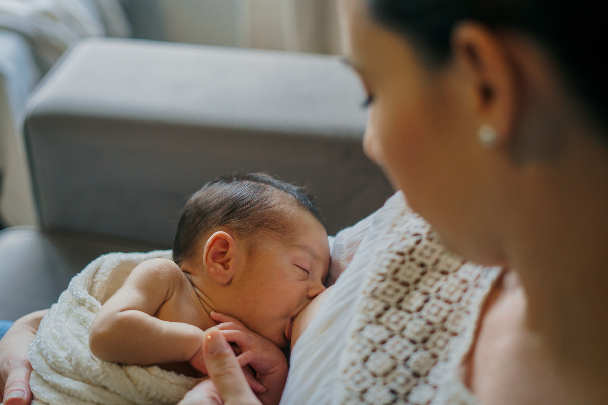 fotografo-em-osorio-felipe-lopes-fotografia-ensaio-de-acompanhamento-1-mes-new-born-em-casa-em-osorio