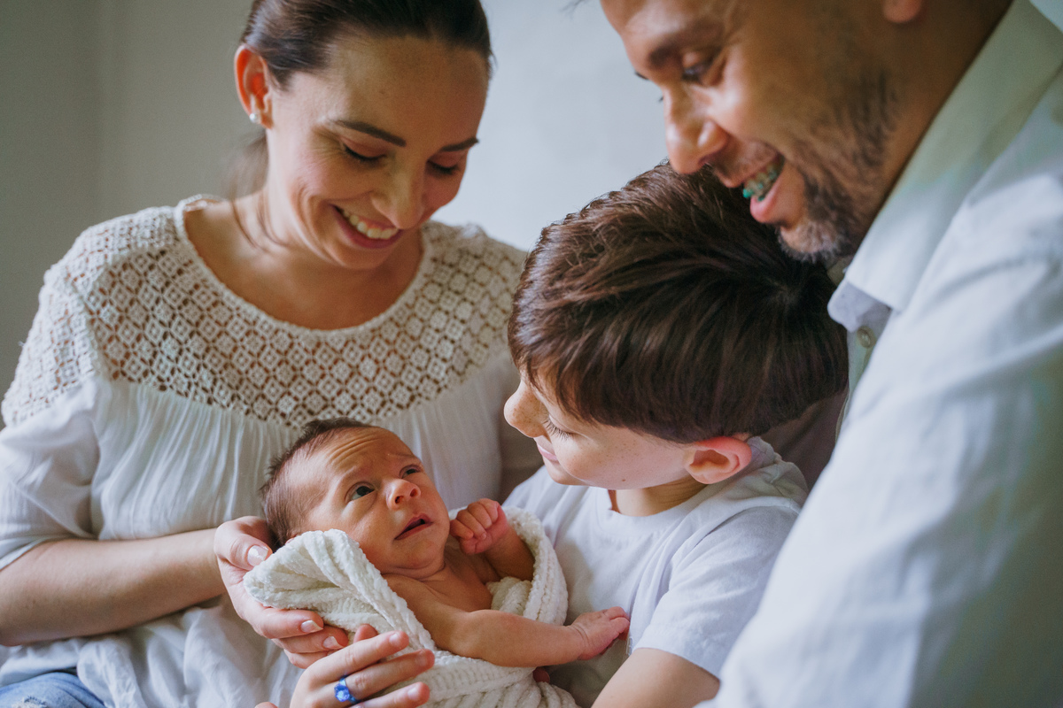 fotografo-em-osorio-felipe-lopes-fotografia-ensaio-de-acompanhamento-1-mes-new-born-em-casa-em-osorio