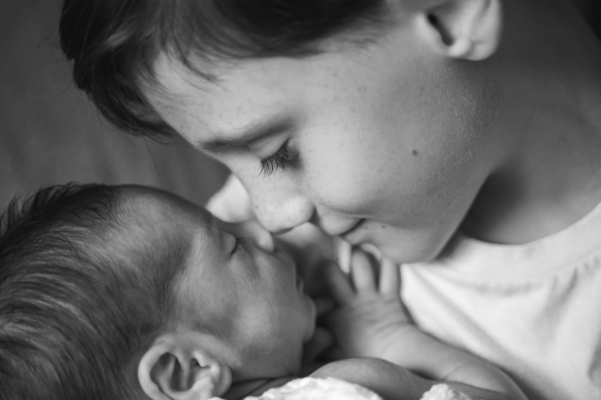 fotografo-em-osorio-felipe-lopes-fotografia-ensaio-de-acompanhamento-1-mes-new-born-em-casa-em-osorio