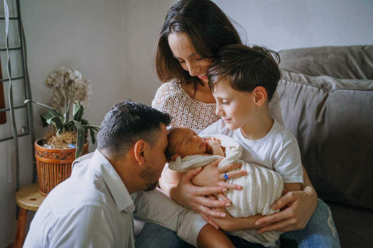 fotografo-em-osorio-felipe-lopes-fotografia-ensaio-de-acompanhamento-1-mes-new-born-em-casa-em-osorio