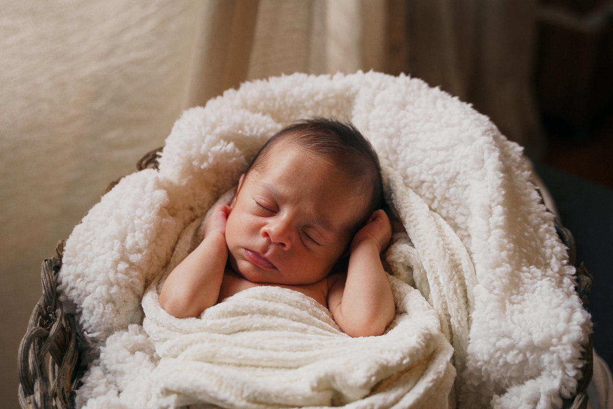 fotografo-em-osorio-felipe-lopes-fotografia-ensaio-de-acompanhamento-1-mes-new-born-em-casa-em-osorio