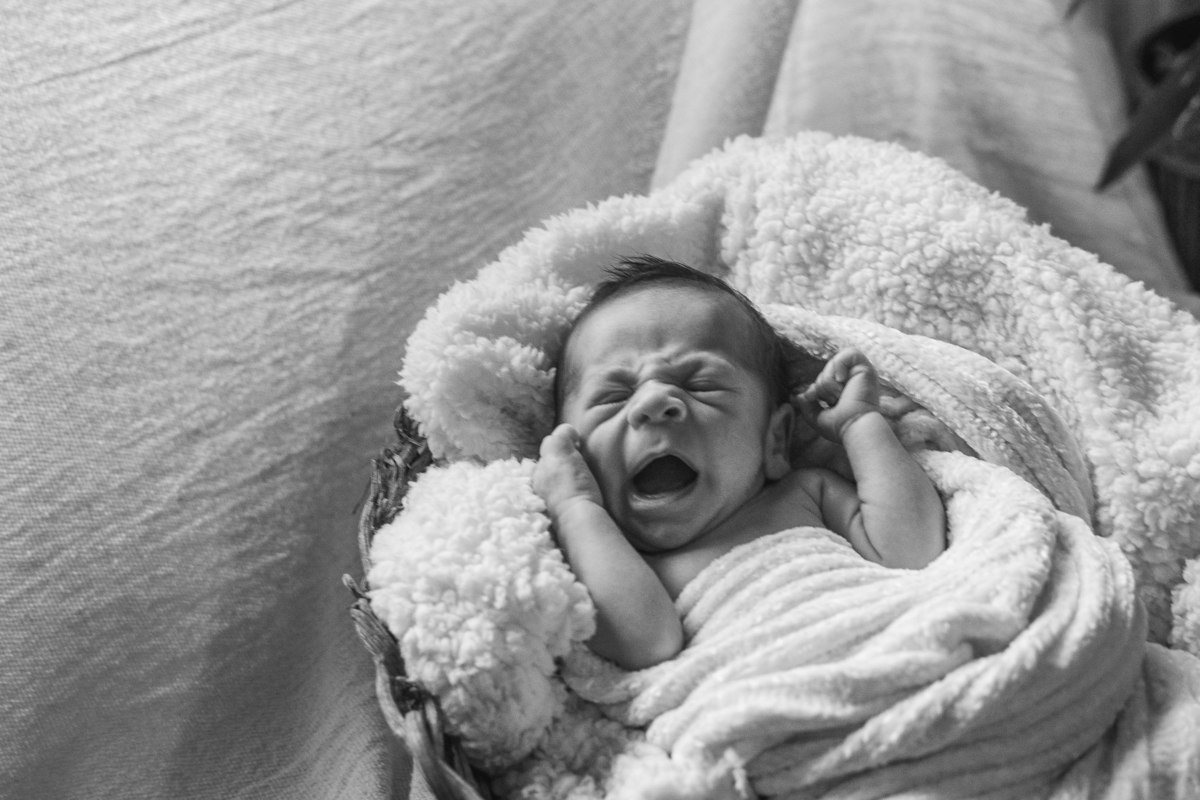 fotografo-em-osorio-felipe-lopes-fotografia-ensaio-de-acompanhamento-1-mes-new-born-em-casa-em-osorio