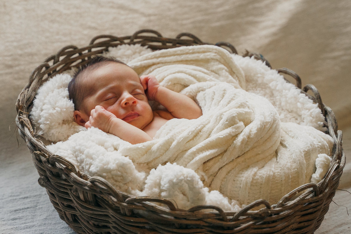 fotografo-em-osorio-felipe-lopes-fotografia-ensaio-de-acompanhamento-1-mes-new-born-em-casa-em-osorio