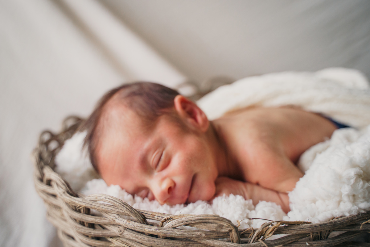 fotografo-em-osorio-felipe-lopes-fotografia-ensaio-de-acompanhamento-1-mes-new-born-em-casa-em-osorio