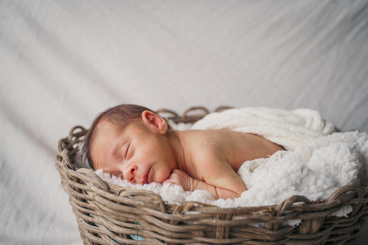 fotografo-em-osorio-felipe-lopes-fotografia-ensaio-de-acompanhamento-1-mes-new-born-em-casa-em-osorio