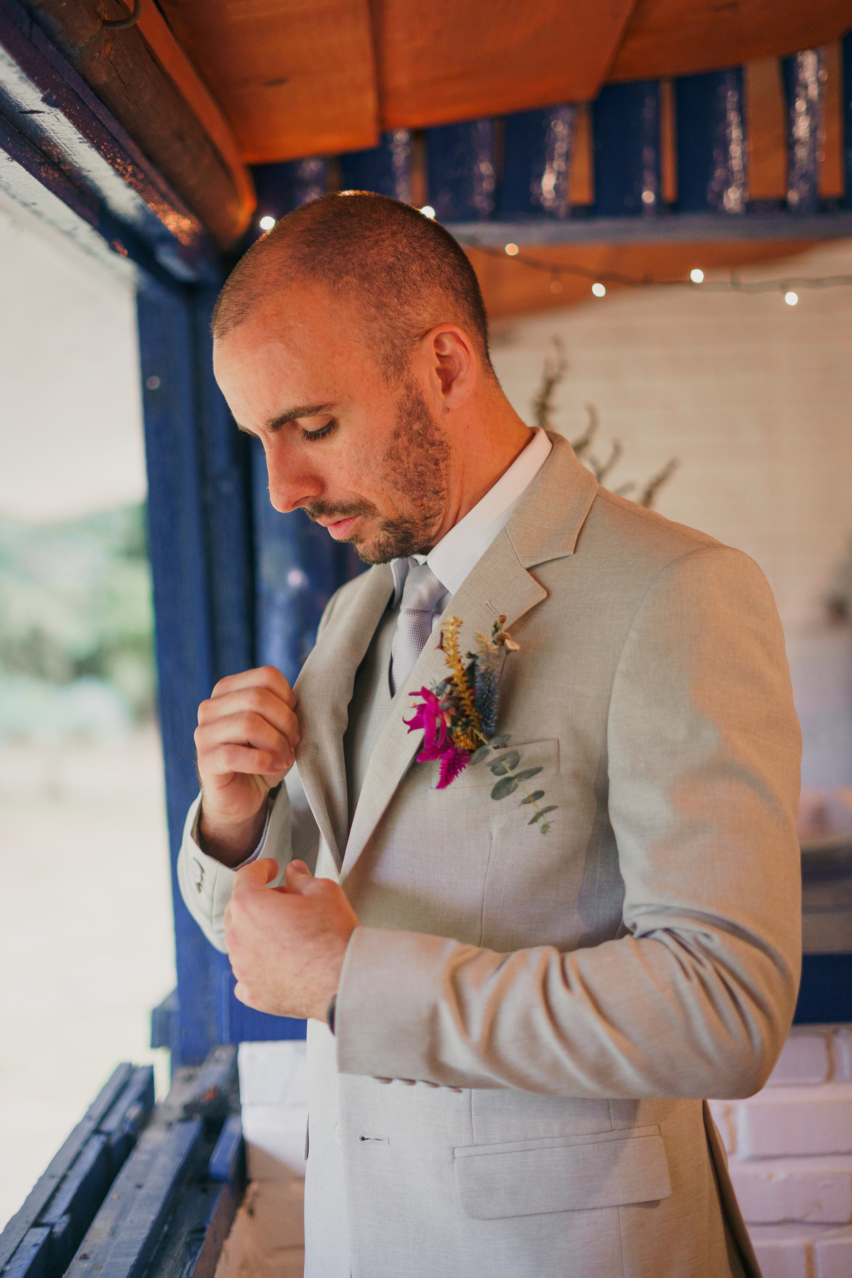 fotografo-em-osorio-felipe-lopes-fotografia-casamento-externo-ao-ar-livre-noivo