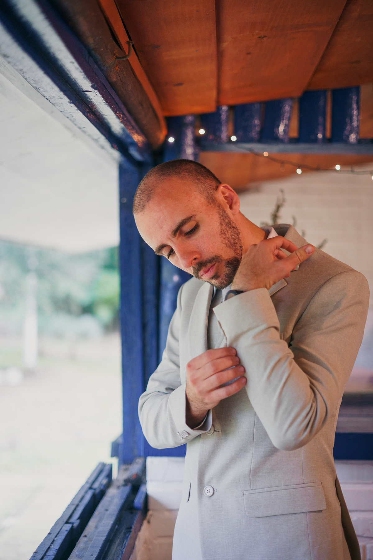 fotografo-em-osorio-felipe-lopes-fotografia-casamento-externo-ao-ar-livre-noivo