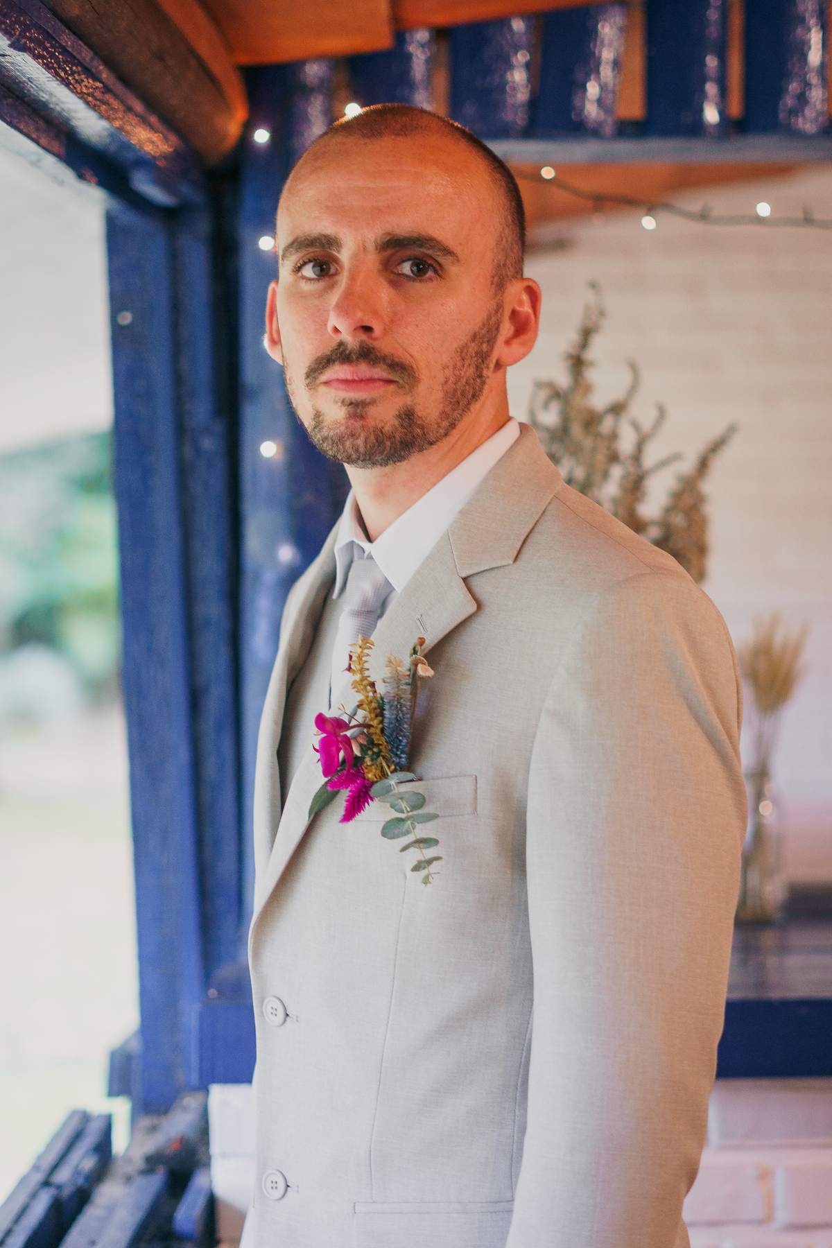 fotografo-em-osorio-felipe-lopes-fotografia-casamento-externo-ao-ar-livre-noivo