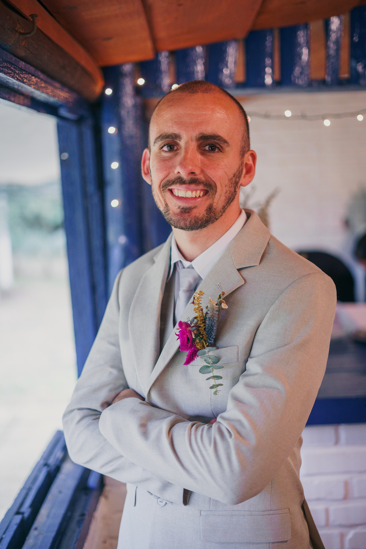 fotografo-em-osorio-felipe-lopes-fotografia-casamento-externo-ao-ar-livre-noivo