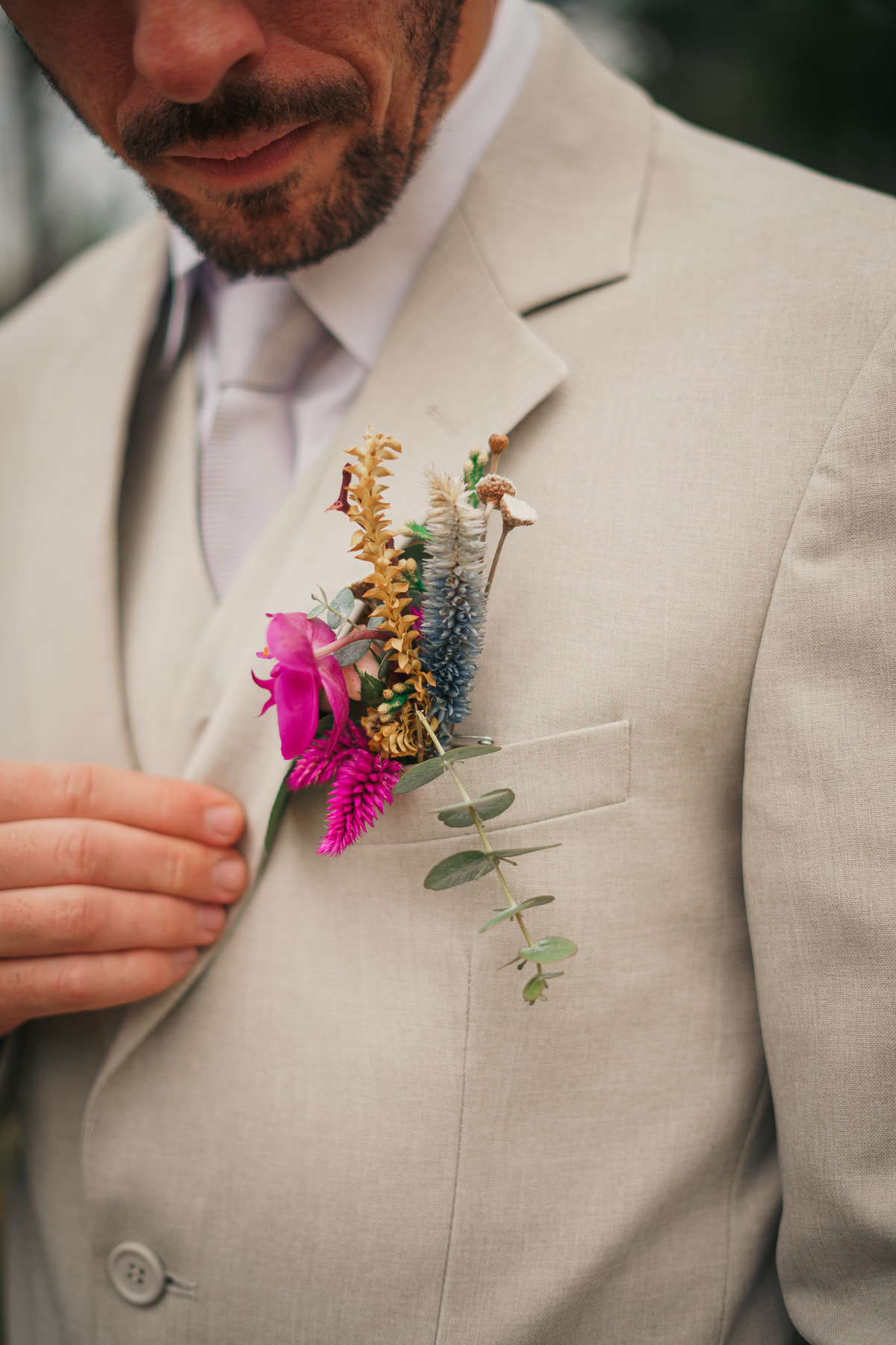 fotografo-em-osorio-felipe-lopes-fotografia-casamento-externo-ao-ar-livre-noivo