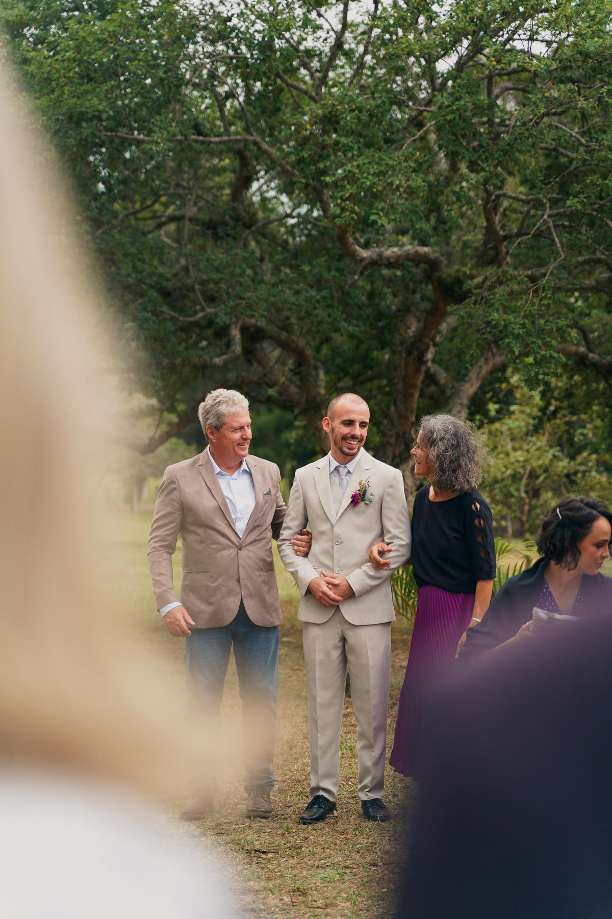 fotografo-em-osorio-felipe-lopes-fotografia-casamento-externo-ao-ar-livre-noivo