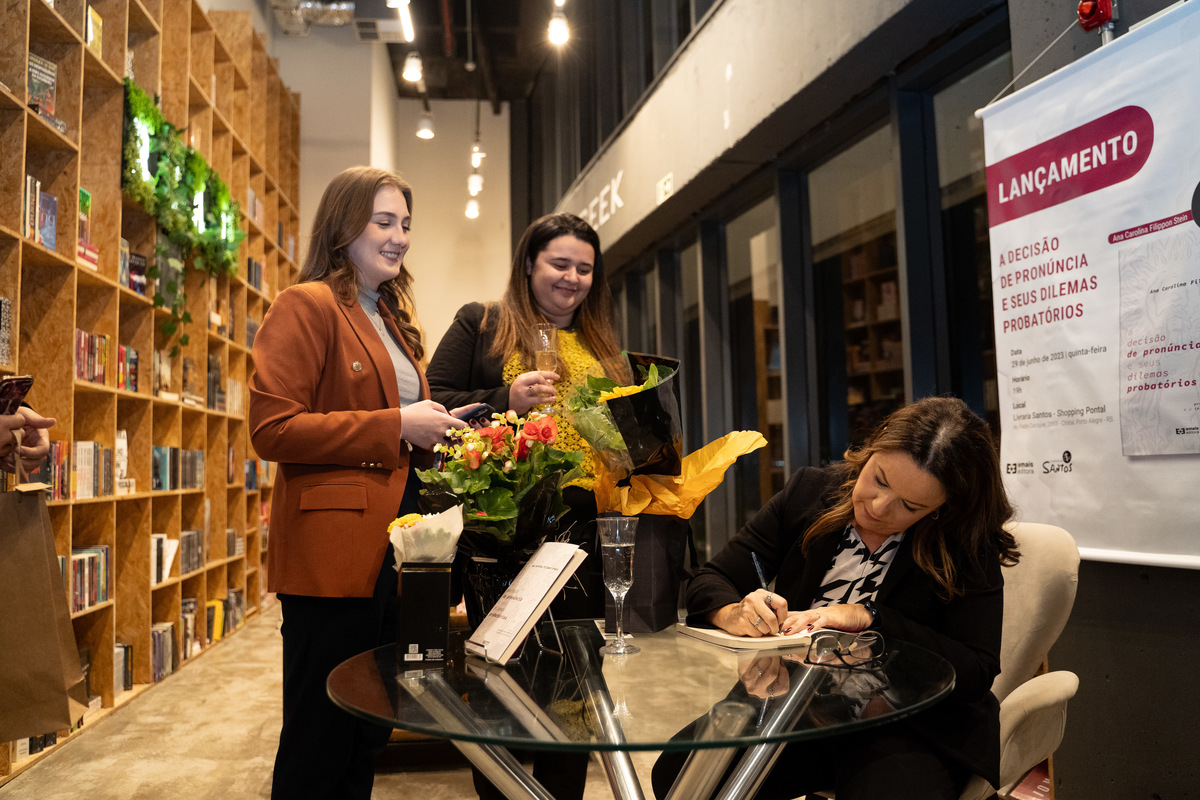 felipe-lopes-fotografia-fotografo-de-osorio-evento-de-lancamento-de-livro-de-direito-escritora-carolina-stein-em-livraria-no-shopping-pontal-porto-alegre