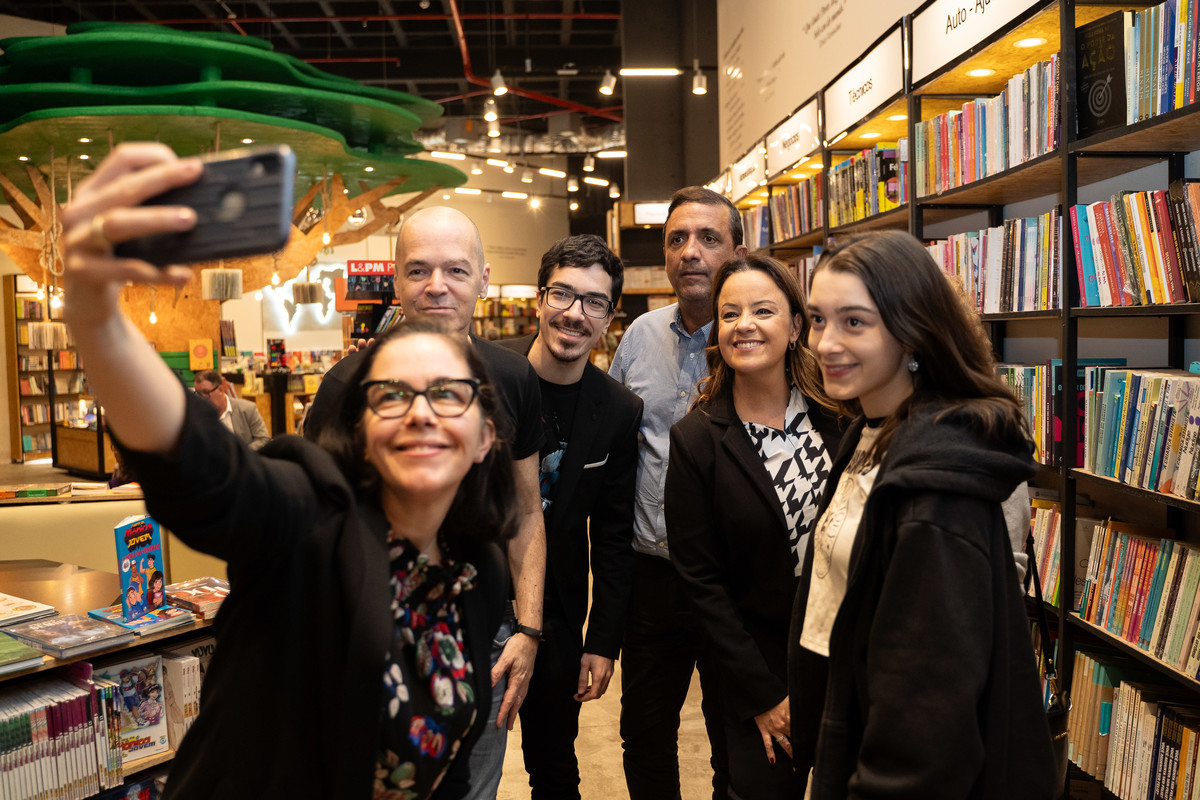 felipe-lopes-fotografia-fotografo-de-osorio-evento-de-lancamento-de-livro-de-direito-escritora-carolina-stein-em-livraria-no-shopping-pontal-porto-alegre