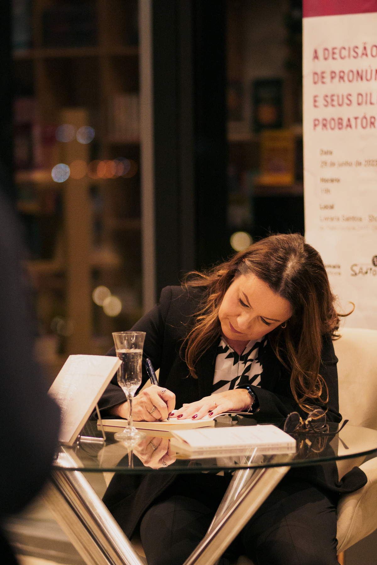 felipe-lopes-fotografia-fotografo-de-osorio-evento-de-lancamento-de-livro-de-direito-escritora-carolina-stein-em-livraria-no-shopping-pontal-porto-alegre