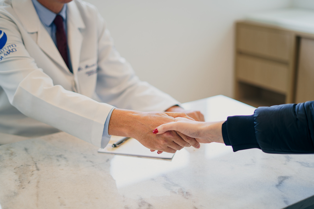 felipe-lopes-fotografia-fotografo-em-osorio-rio-grande-do-sul-ensaio-empresarial-corporativo-medico-de-maos-rafael-kaempt-hospital-lifeplus-em-xangri-la