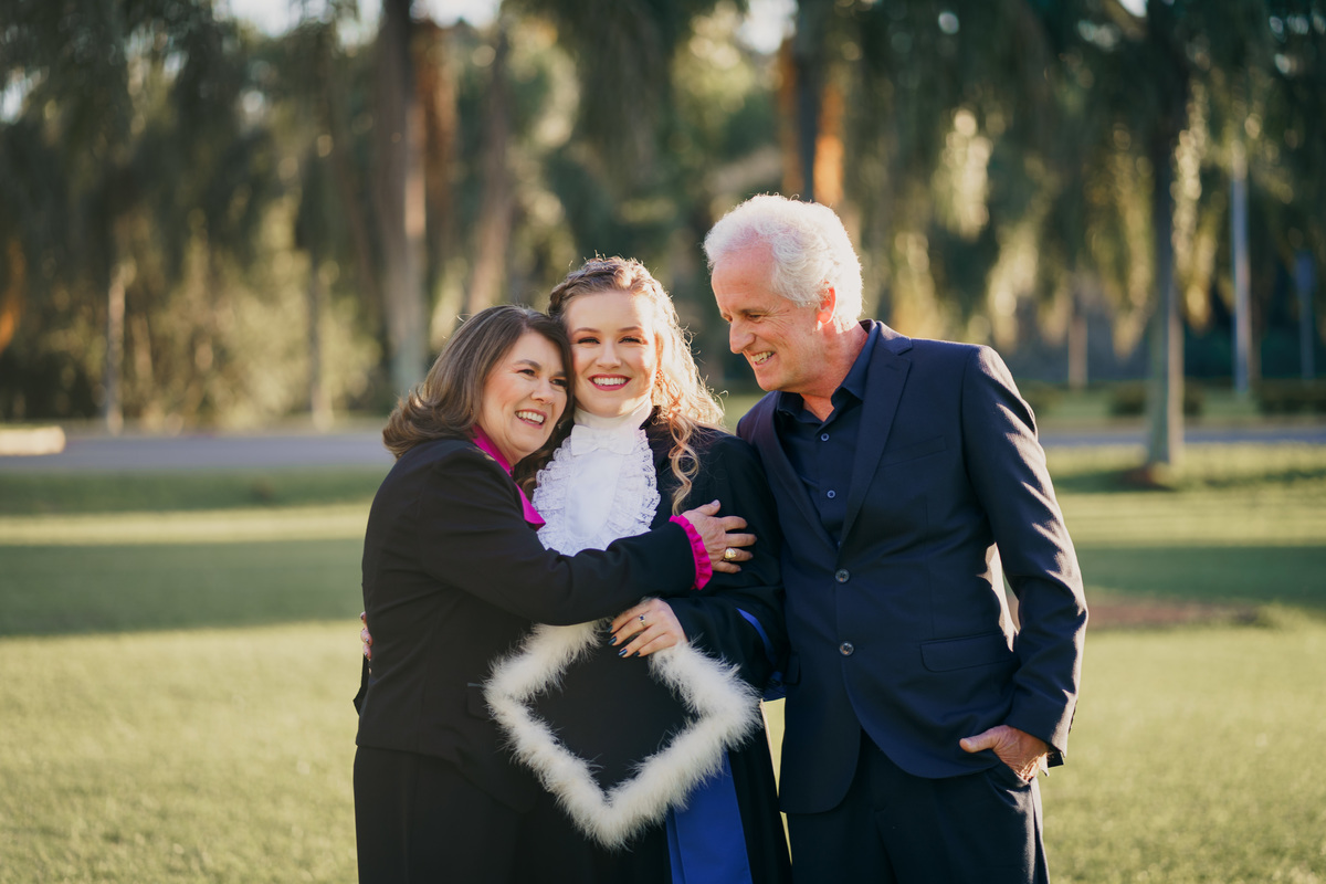 fotografo-felipe-lopes-fotografia-em-osorio-ensaio-de-toga-externo-na-unisinos-sao-leopoldo-rio-grande-do-sul
