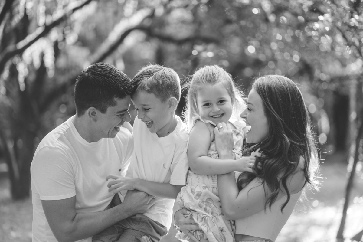 felipe-lopes-fotografia-fotografo-em-osorio-litoral-norte-gaucho-rs-ensaio-de-familia-externo-fotos-espontaneas-com-casal-de-criancas-em-osorio-condominio-interlagos