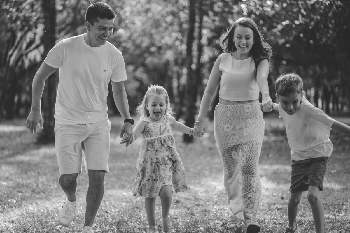 felipe-lopes-fotografia-fotografo-em-osorio-litoral-norte-gaucho-rs-ensaio-de-familia-externo-fotos-espontaneas-com-casal-de-criancas-em-osorio-condominio-interlagos