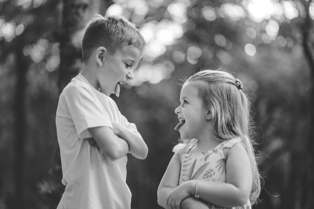 felipe-lopes-fotografia-fotografo-em-osorio-litoral-norte-gaucho-rs-ensaio-de-familia-externo-fotos-espontaneas-com-casal-de-criancas-em-osorio-condominio-interlagos