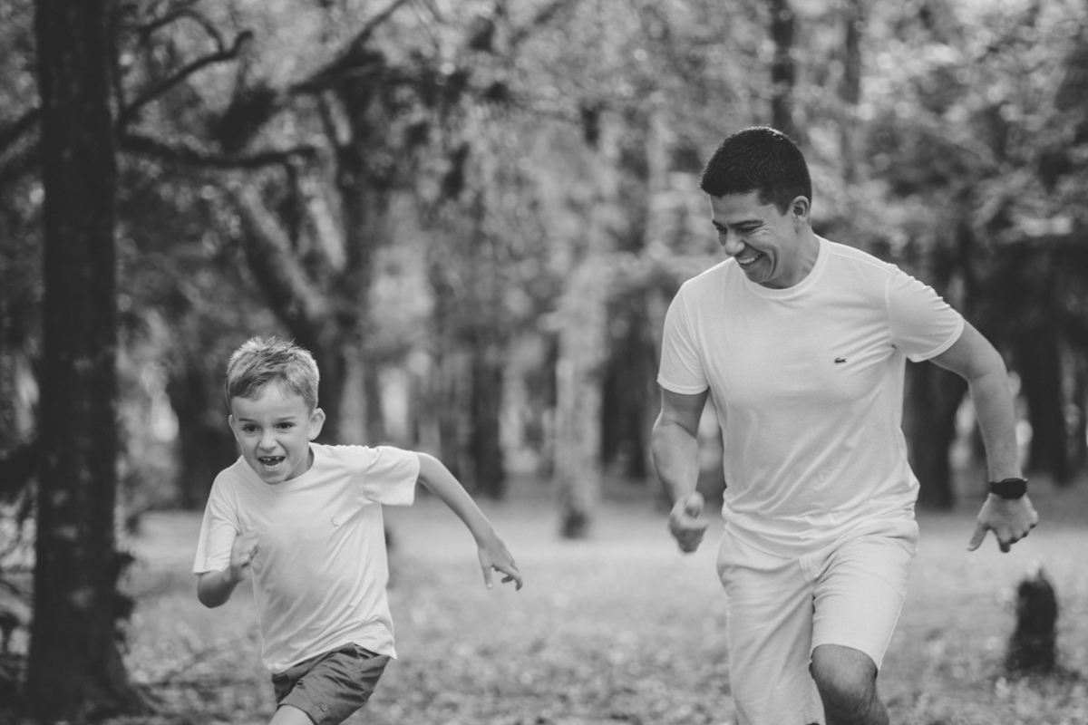 felipe-lopes-fotografia-fotografo-em-osorio-litoral-norte-gaucho-rs-ensaio-de-familia-externo-fotos-espontaneas-com-casal-de-criancas-em-osorio-condominio-interlagos