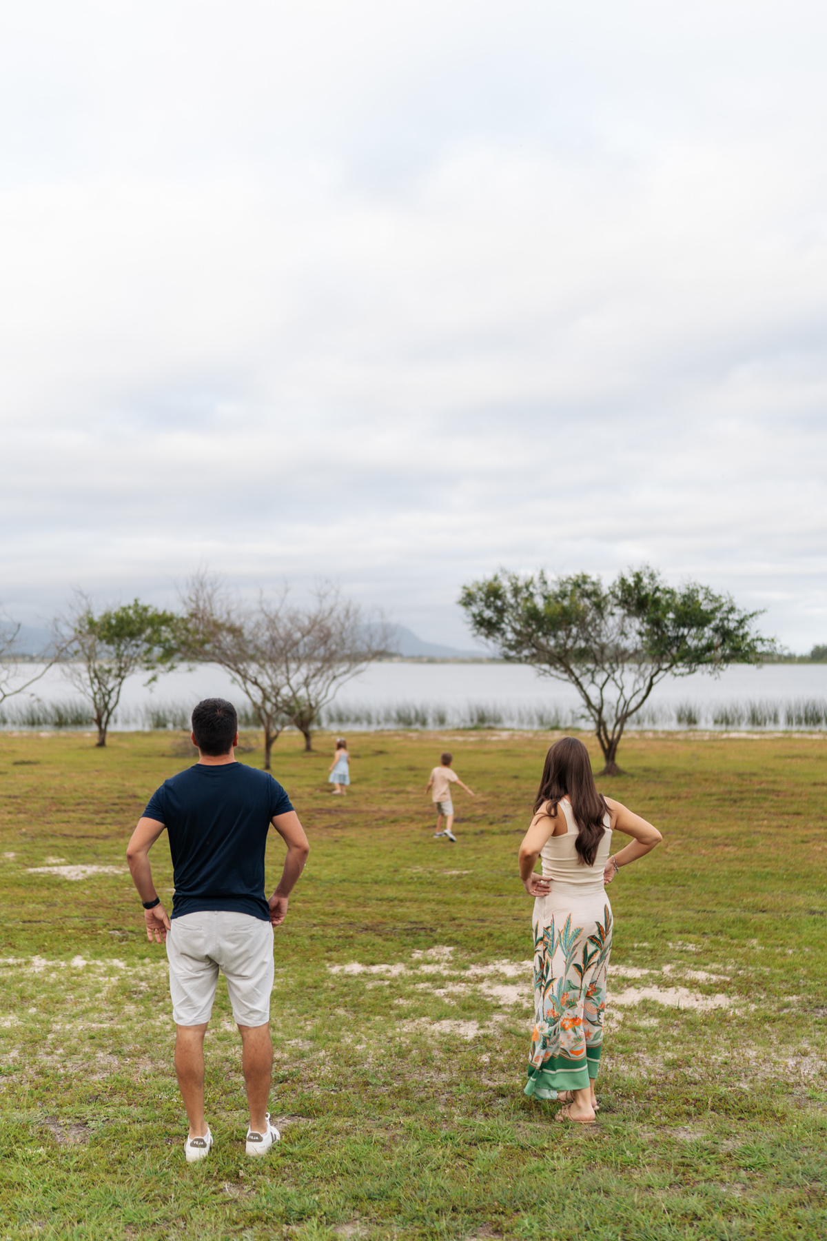 felipe-lopes-fotografia-fotografo-em-osorio-litoral-norte-gaucho-rs-ensaio-de-familia-externo-fotos-espontaneas-com-casal-de-criancas-em-osorio-condominio-interlagos