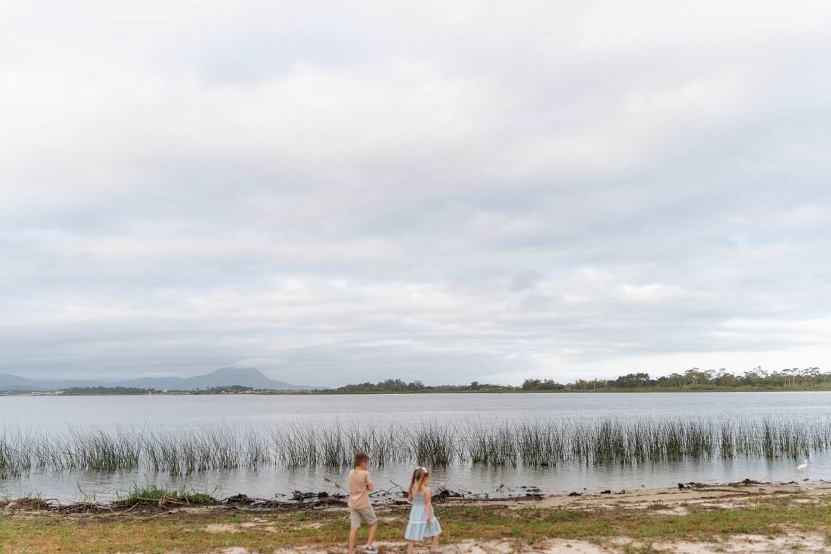 felipe-lopes-fotografia-fotografo-em-osorio-litoral-norte-gaucho-rs-ensaio-de-familia-externo-fotos-espontaneas-com-casal-de-criancas-em-osorio-condominio-interlagos