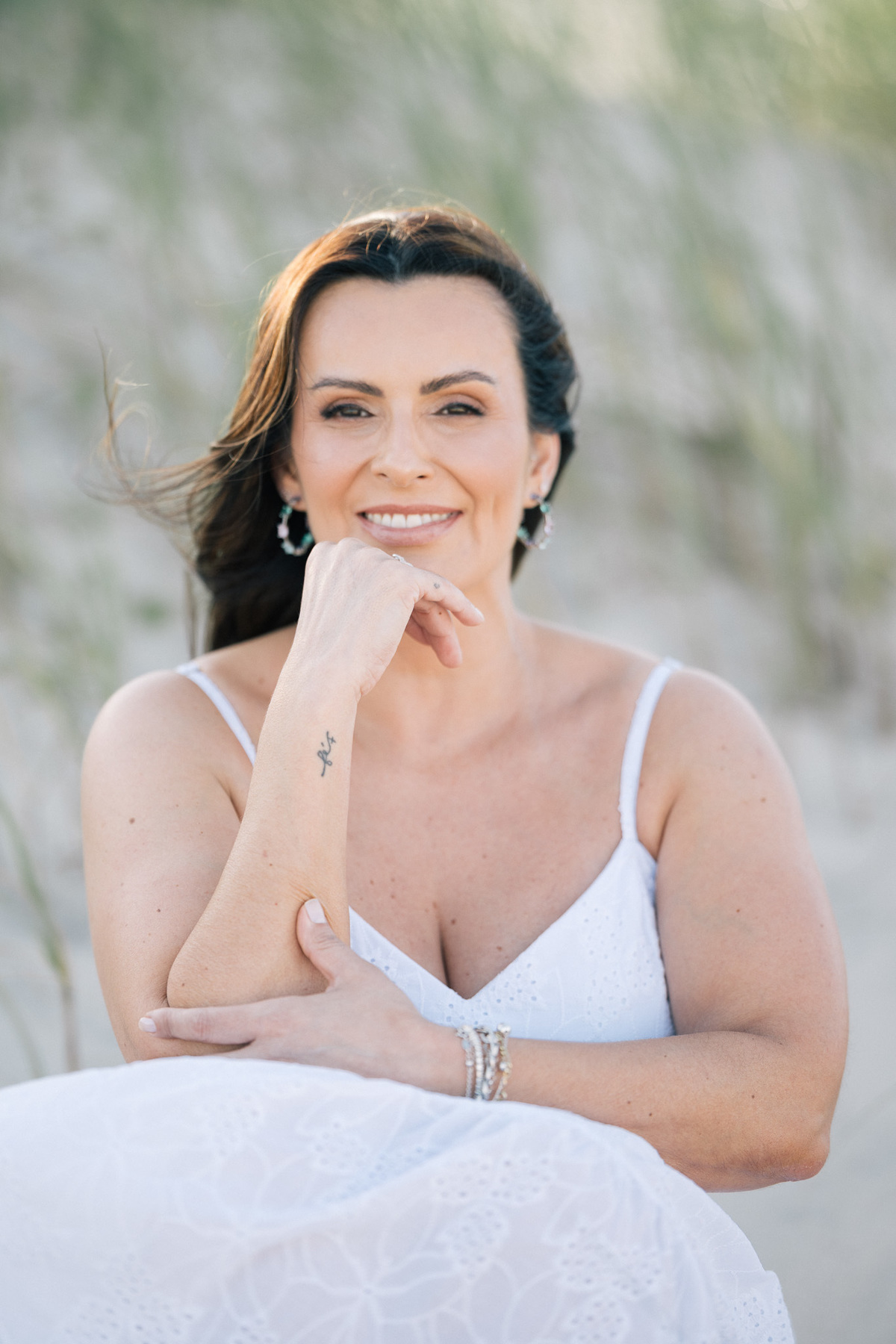 felipe-lopes-fotografia-fotografo-em-osorio-rio-grande-do-sul-ensaio-pessoal-de-aniversario-50-anos-feminino-externo-na-praia-leve-espontaneo-natural-descontraido-natureza-mulher-madura