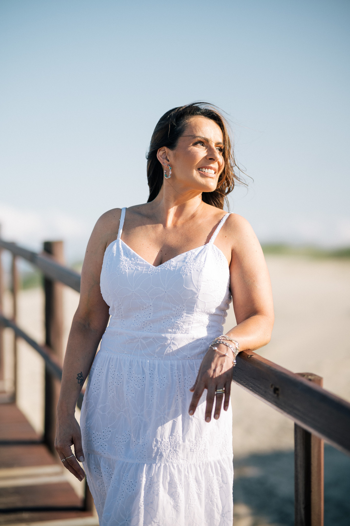 felipe-lopes-fotografia-fotografo-em-osorio-rio-grande-do-sul-ensaio-pessoal-de-aniversario-50-anos-feminino-externo-na-praia-leve-espontaneo-natural-descontraido-natureza-mulher-madura