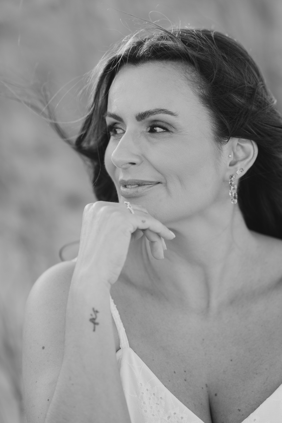 felipe-lopes-fotografia-fotografo-em-osorio-rio-grande-do-sul-ensaio-pessoal-de-aniversario-50-anos-feminino-externo-na-praia-leve-espontaneo-natural-descontraido-natureza-mulher-madura