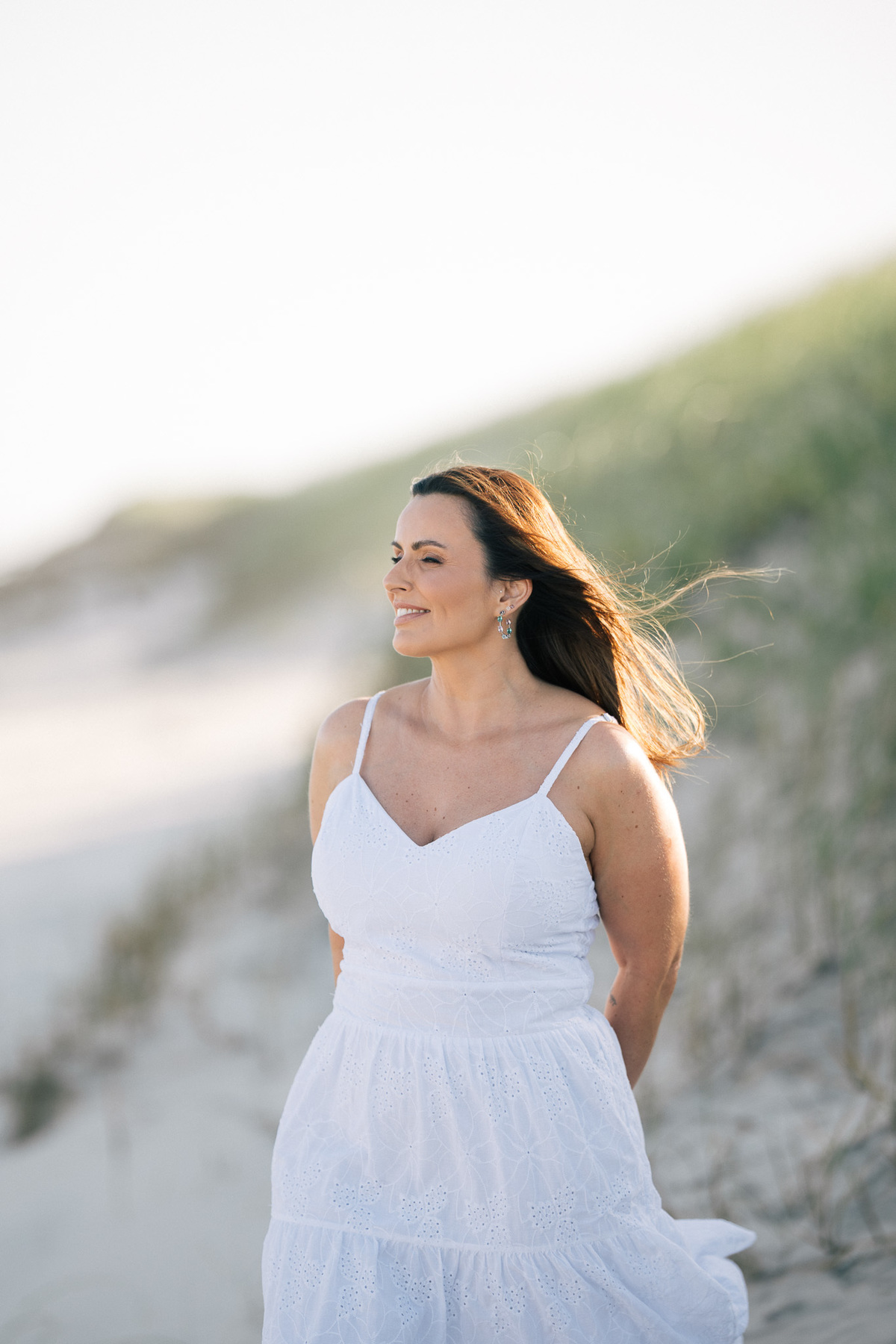felipe-lopes-fotografia-fotografo-em-osorio-rio-grande-do-sul-ensaio-pessoal-de-aniversario-50-anos-feminino-externo-na-praia-leve-espontaneo-natural-descontraido-natureza-mulher-madura