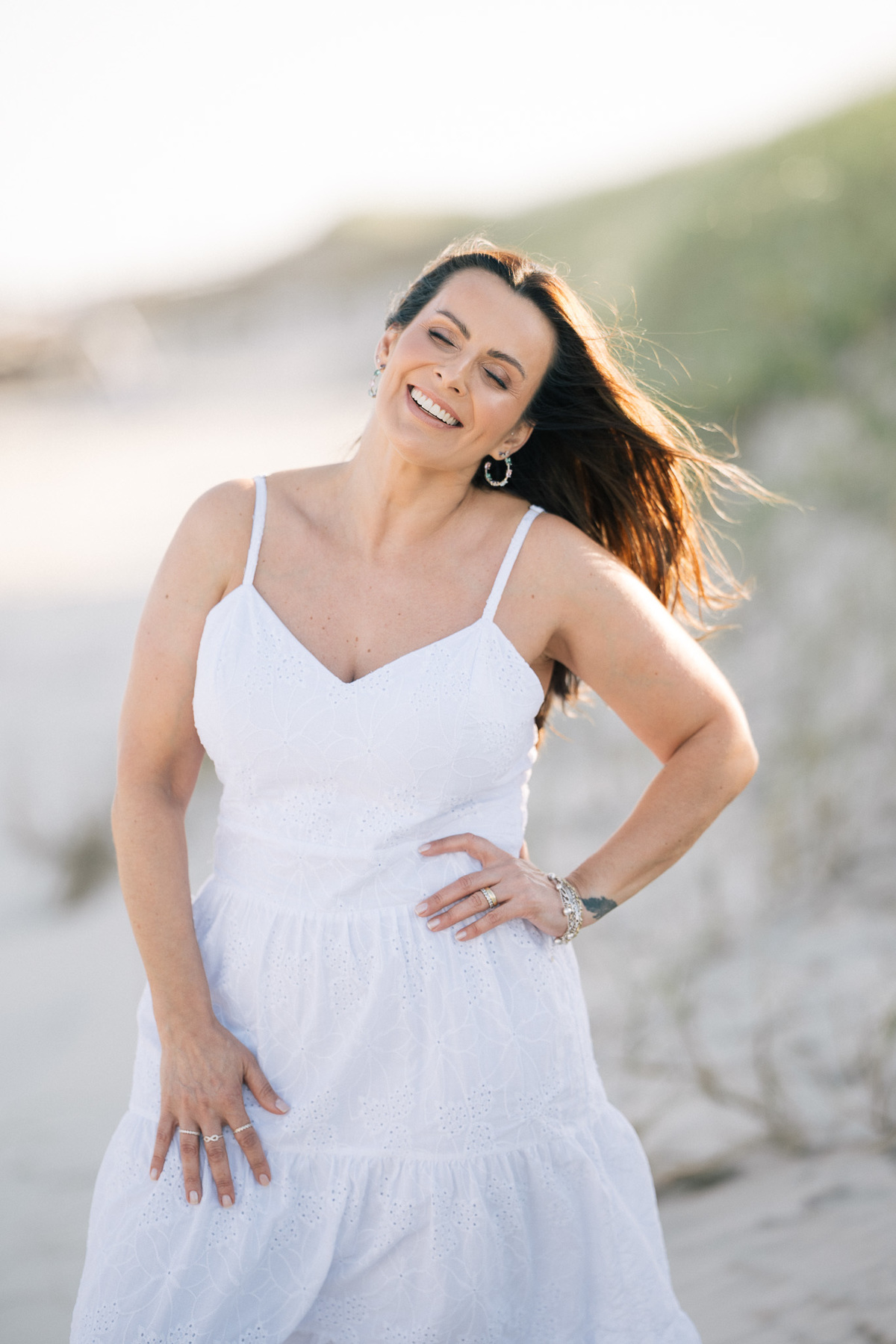 felipe-lopes-fotografia-fotografo-em-osorio-rio-grande-do-sul-ensaio-pessoal-de-aniversario-50-anos-feminino-externo-na-praia-leve-espontaneo-natural-descontraido-natureza-mulher-madura