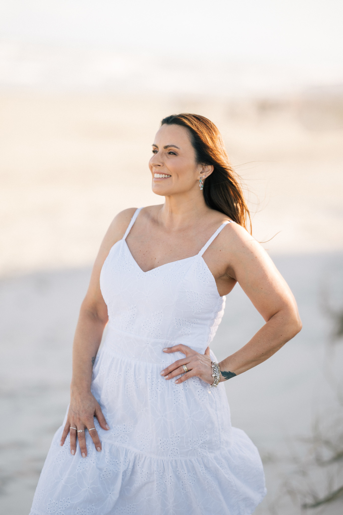 felipe-lopes-fotografia-fotografo-em-osorio-rio-grande-do-sul-ensaio-pessoal-de-aniversario-50-anos-feminino-externo-na-praia-leve-espontaneo-natural-descontraido-natureza-mulher-madura