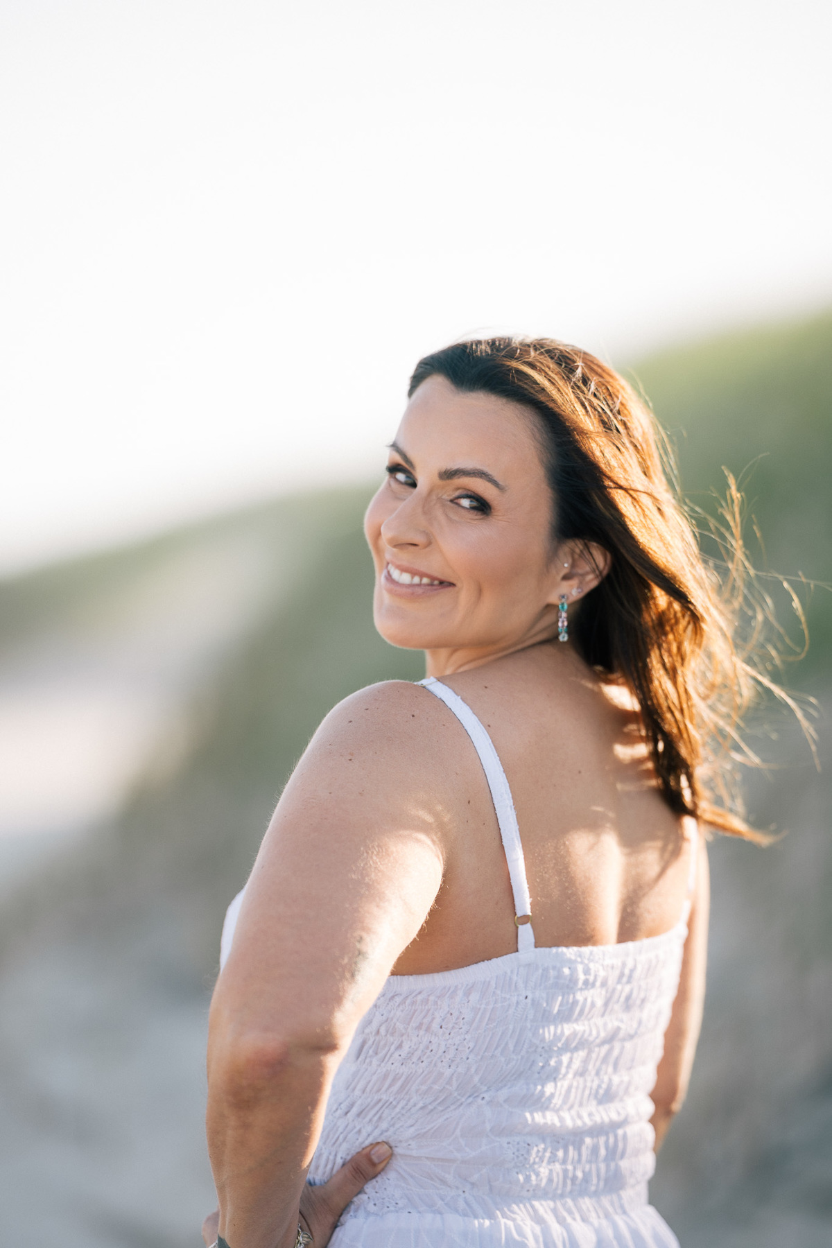 felipe-lopes-fotografia-fotografo-em-osorio-rio-grande-do-sul-ensaio-pessoal-de-aniversario-50-anos-feminino-externo-na-praia-leve-espontaneo-natural-descontraido-natureza-mulher-madura